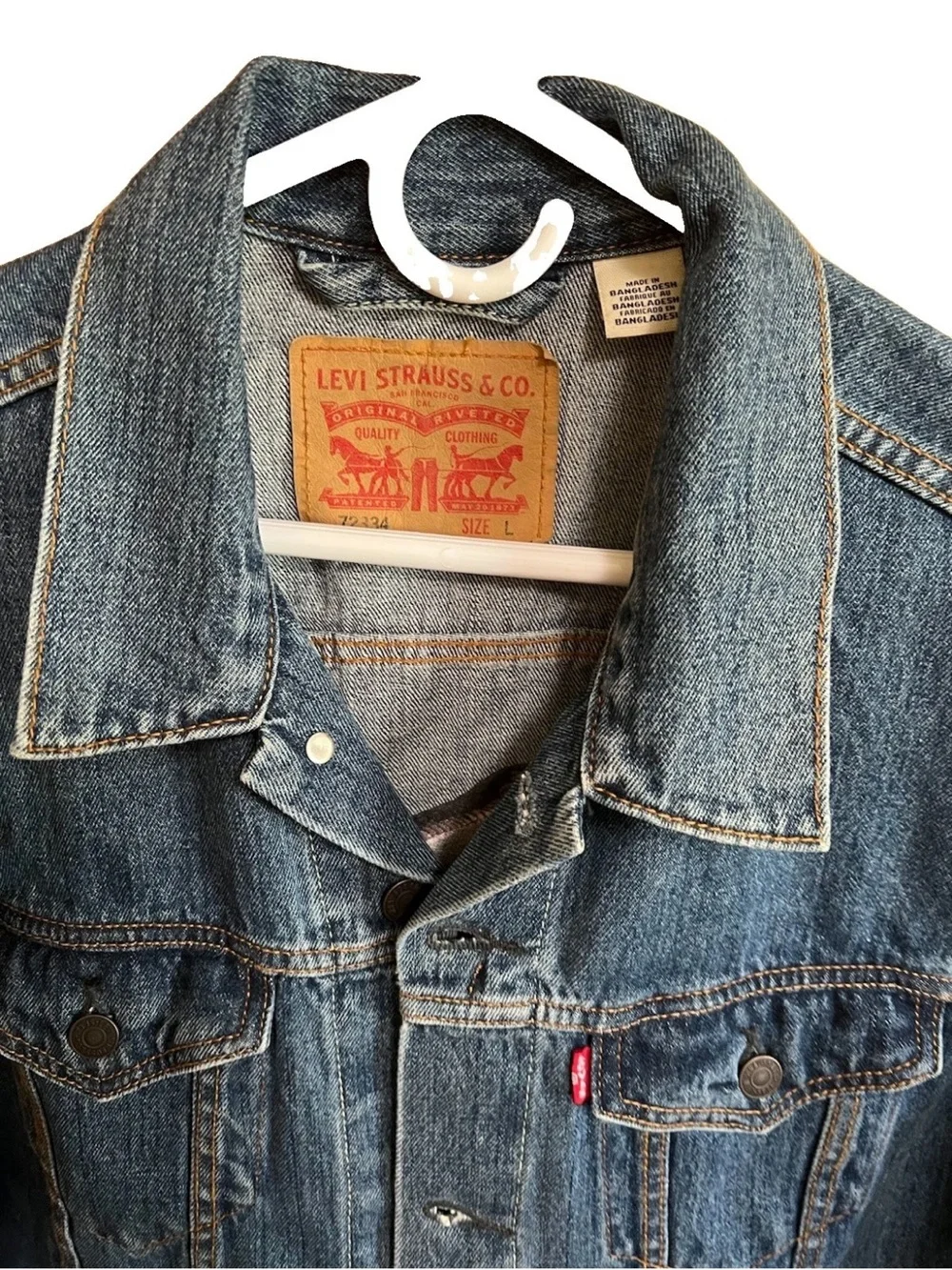 Custom Embroidered Levi's Denim Trucker Jacket Size L Pink Iguana Graphic 72334